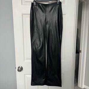 ARITZIA Vegan faux Leather pants - style: Wilfred. Black. Side zipper closure.